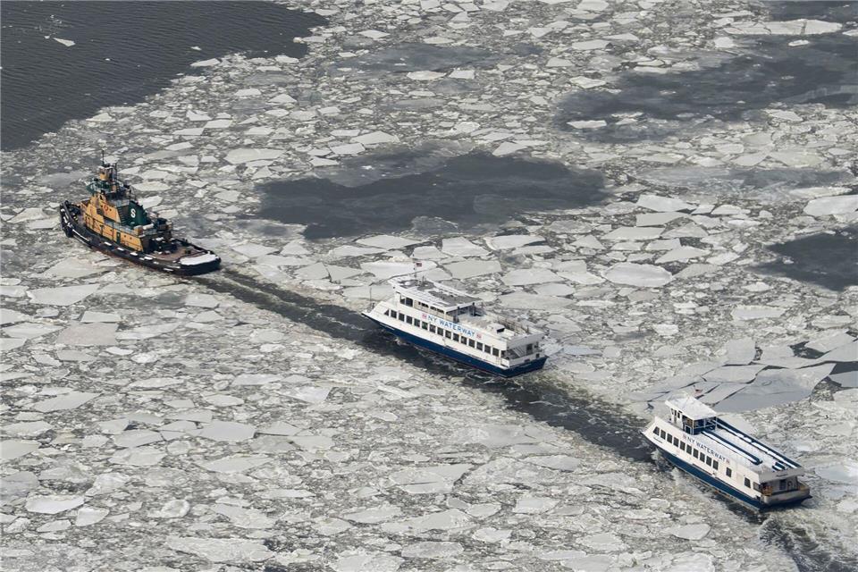 Die Fähren der New York Waterway bewegen sich, während Eis auf dem Hudson River schwimmt.Yuki Iwamura/AP/dpa