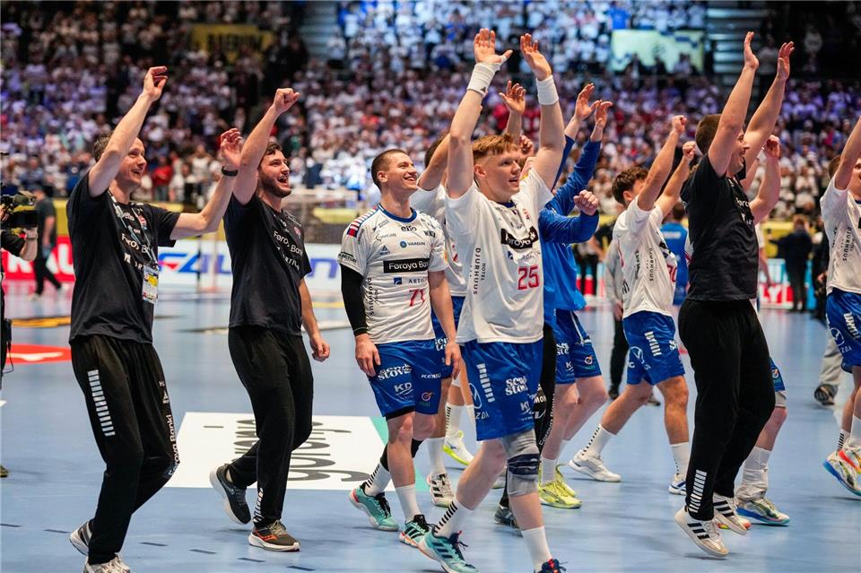 Die Färinger feiern den historischen Handball-Abend mit ihren Fans. Cornelius Poppe/NTB/dpa