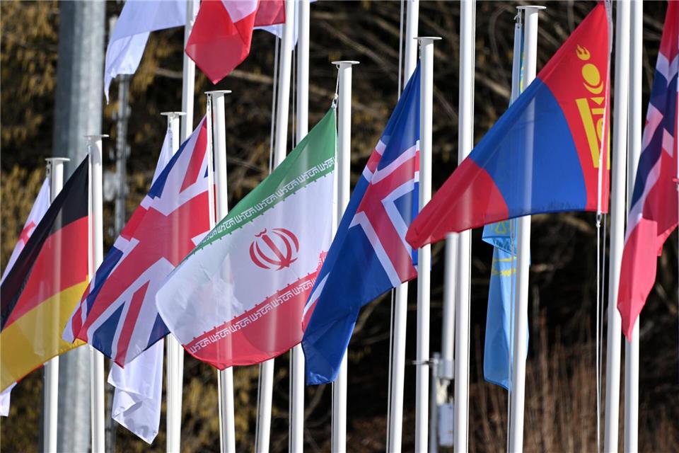 Die Fahne des Iran weht beim Ski-Training in Tesero.Martin Schutt/dpa