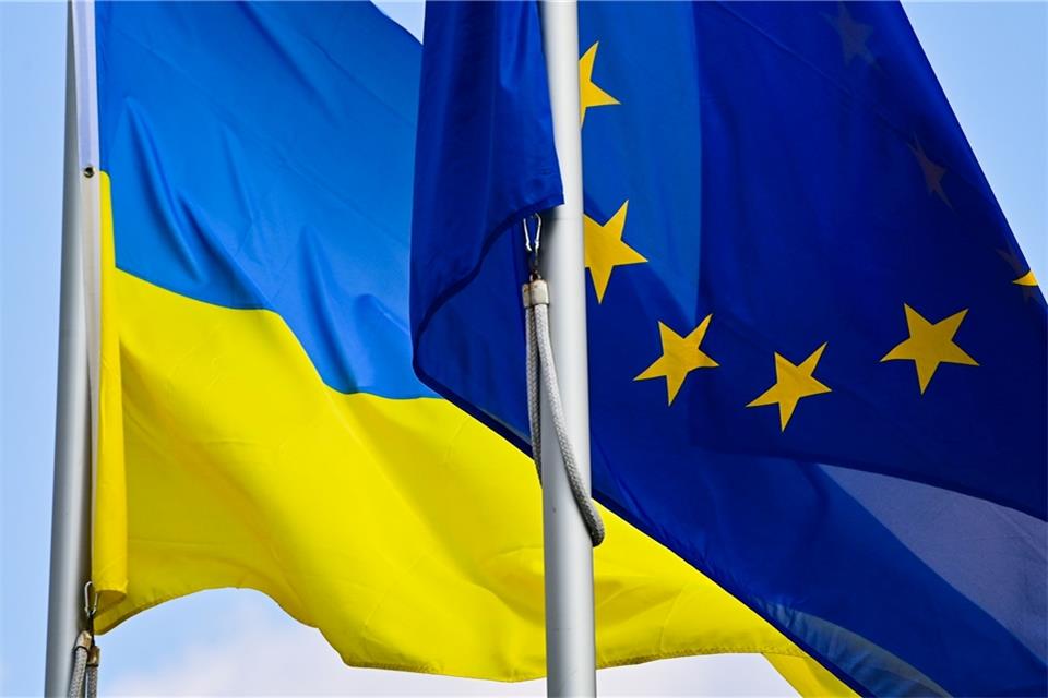 Von der Leyen mit EU-Kommission zu Gesprächen in Kiew Die Fahnen der Ukraine und der EU.