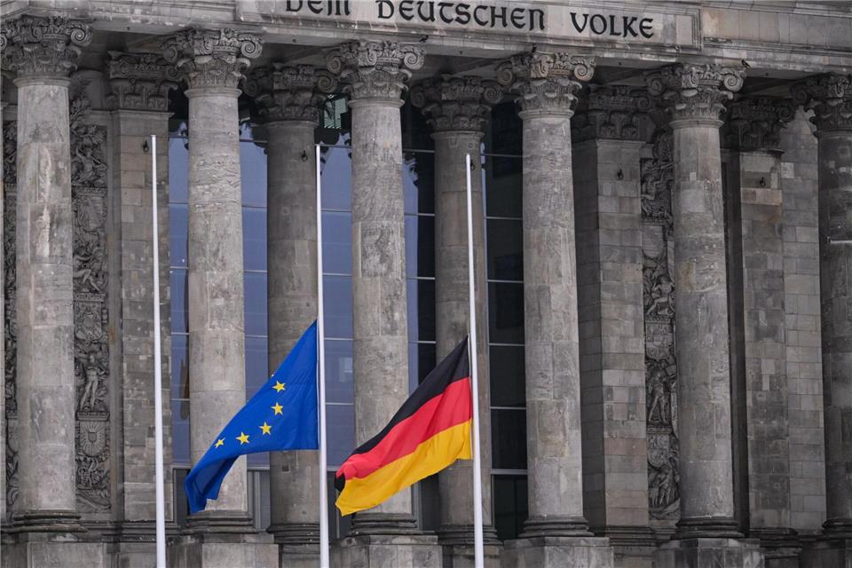 Die Fahnen wehen vor allen Gebäuden des Deutschen Bundestages auf halbmast. Britta Pedersen/dpa