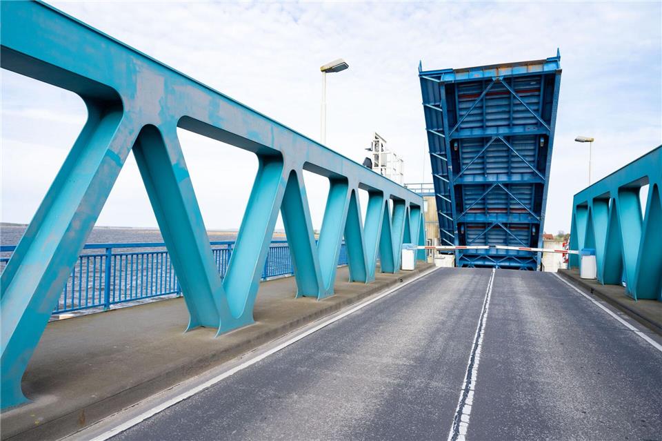 Die Fahrbahn auf der Zecheriner Brücke wird erneuert, Autofahrer werden über Wolgast geleitet. (Archivbild)Stefan Sauer/dpa