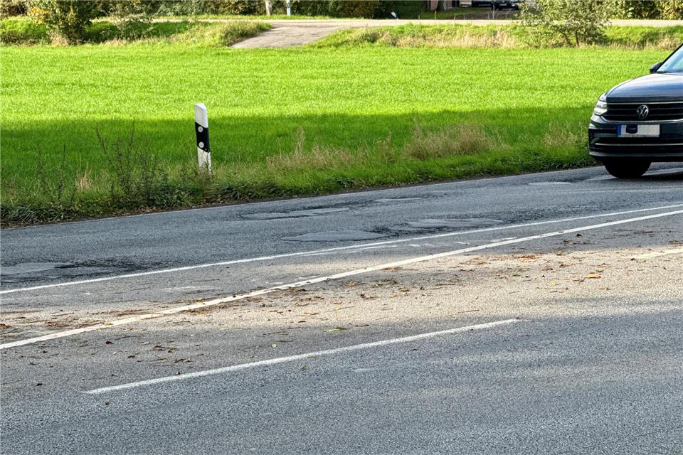 Die Fahrbahn der B70 ist seit Jahren uneben. Hier in Höhe des Blitzers an der Kreuzung zur Raesfelder Straße zu sehen.