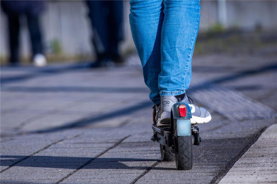 Die Fahrbahn falsch benutzen oder verbotenerweise auf dem Gehweg fahren - das birgt laut einer Expertin das größte Unfallrisiko bei der Fahrt mit einem E-Scooter. (Archivbild)Jens Büttner/dpa