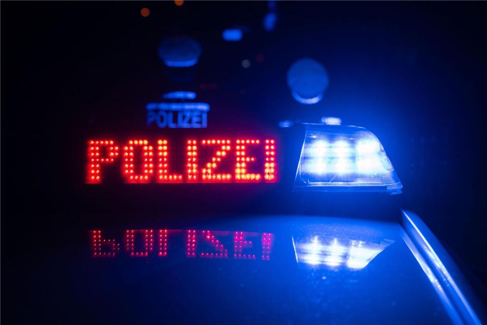 Die Fahrbahn war für mehrere Stunden gesperrt. (Symbolbild)Marijan Murat/dpa