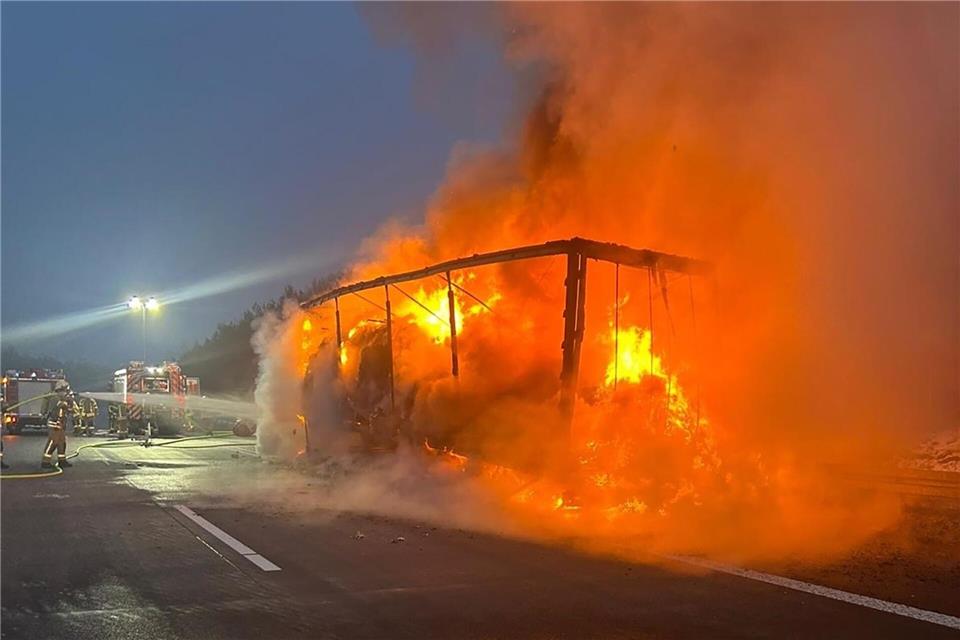 Die Fahrer blieben bei beiden Bränden unverletzt. (Symbolbild)-/Polizeinspektion Magdeburg/dpa