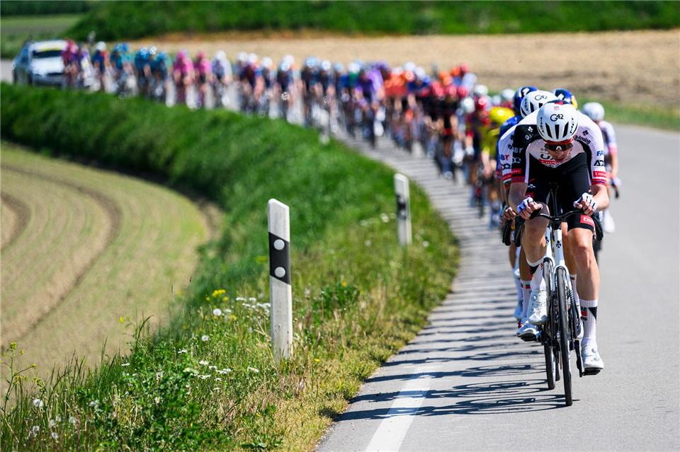 Die Fahrer sind während der dritten Etappe der Tour de Romandie auf dem Weg in den Zielort Orbe.Jean-Christophe Bott/KEYSTONE/dpa