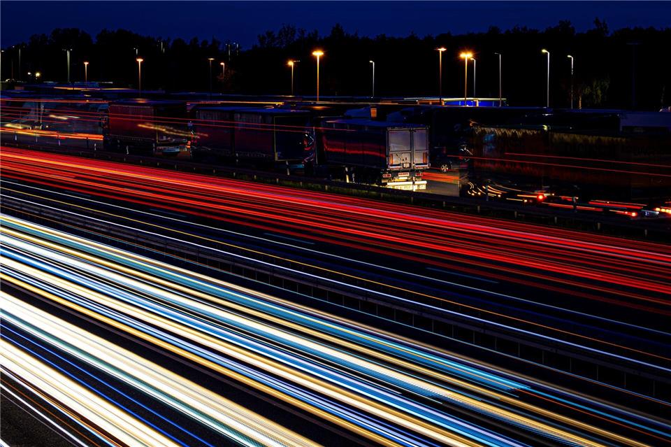 Die Fahrerinnen und Fahrer bekamen unter anderem Süßigkeiten. (Symbolbild)Moritz Frankenberg/dpa