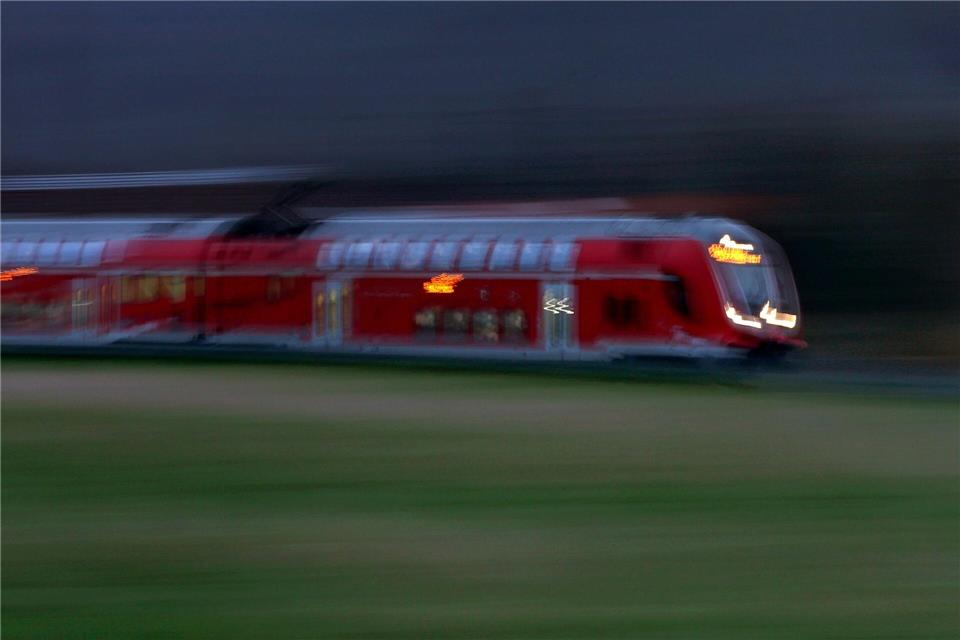 Die Fahrgäste aus den Regionalzügen mussten evakuiert werden. (Symbolbild)Karl-Josef Hildenbrand/dpa