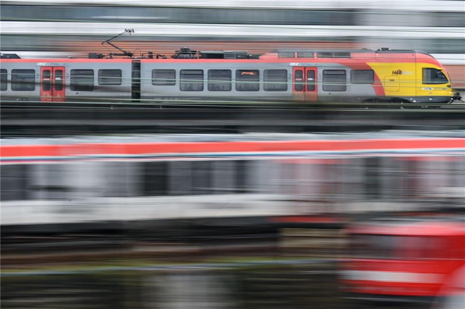 Die Fahrgäste müssen von den Regionalbahnen auf die S-Bahn ausweichen. (Symbolbild)Arne Dedert/dpa