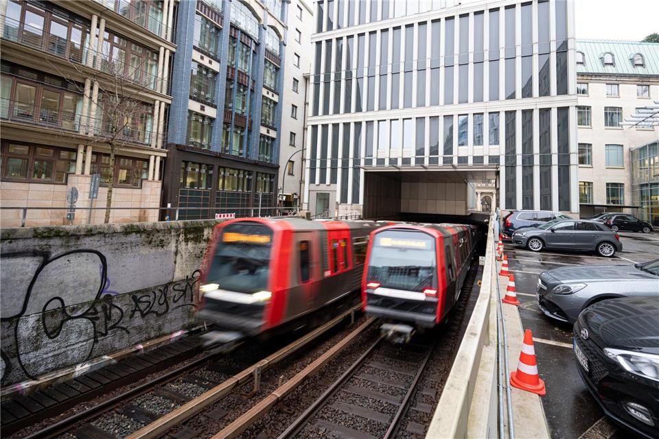 Die Fahrgastzahlen der Hochbahn sind in vergangenen Jahren gestiegen. (Archivbild) Daniel Reinhardt/dpa