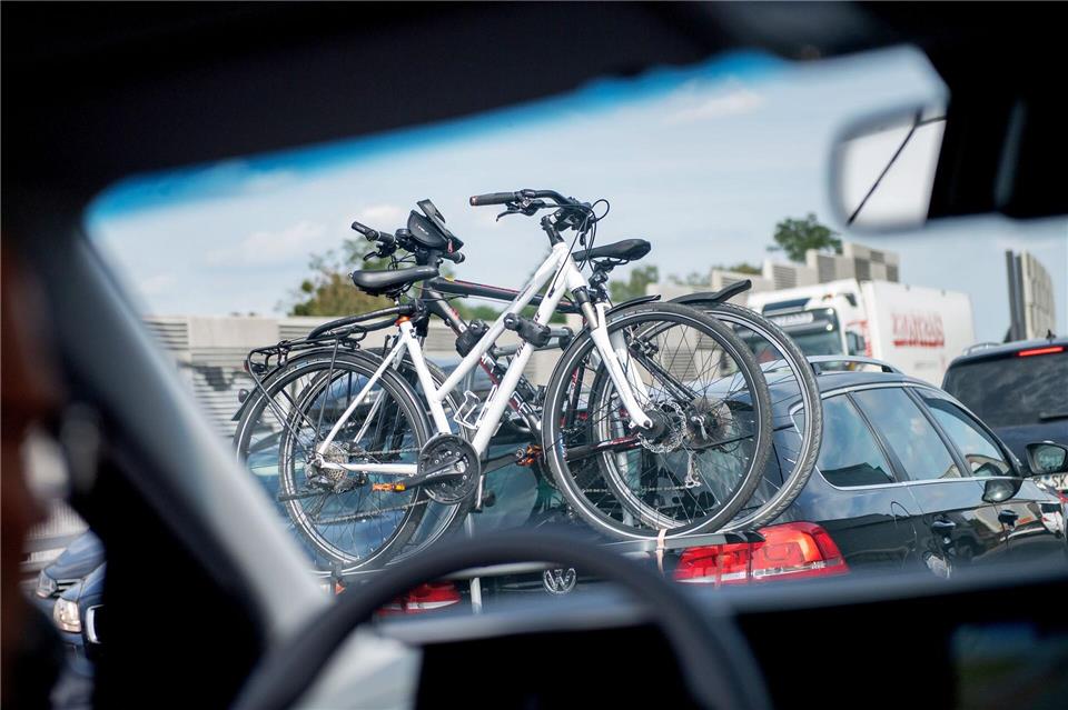Die Fahrräder müssen mit? Heckträger sind meist mit wenigen Handgriffen montiert.picture alliance/dpa/dpa-tmn