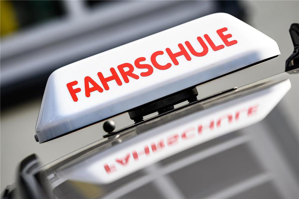Die Fahrschülerin soll die Pedale verwechselt haben. (Symbolbild)Swen Pförtner/dpa