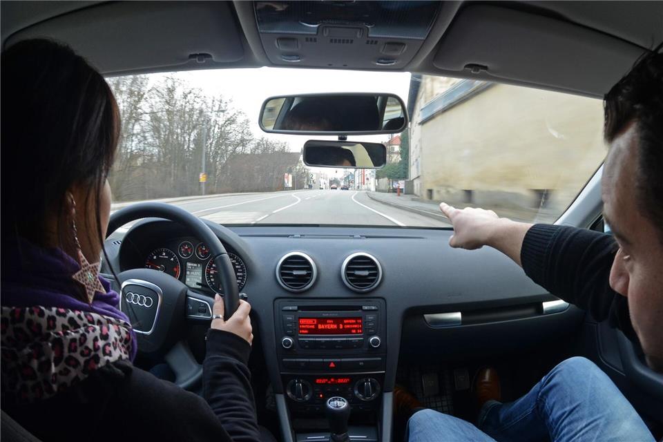 Die Fahrschülerin übt mit dem Fahrlehrer - ganz legal. Ohne Führerschein auf öffentlichen Verkehrswegen zu üben, ist verboten.Armin Weigel/dpa