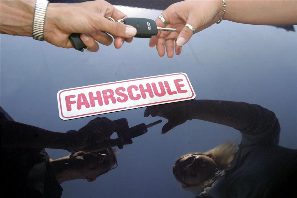 Die Fahrschulen sind in Sorge wegen der Reform der Führerscheinprüfung. (Symbolbild)Marcus Führer/dpa