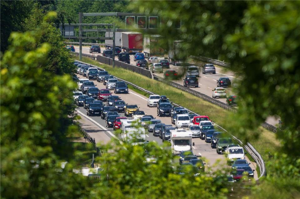 Die Fahrt auf der A8 zwischen München und Salzburg kann unter Umständen länger dauern als erhofft. (Archivbild)Peter Kneffel/dpa
