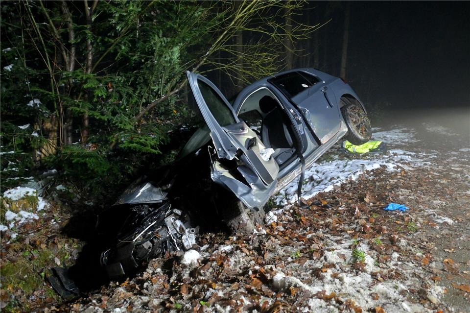 Die Fahrt in den Graben endete für einen 48-Jährigen leider tödlich. Robert Geisler/zema-medien/dpa