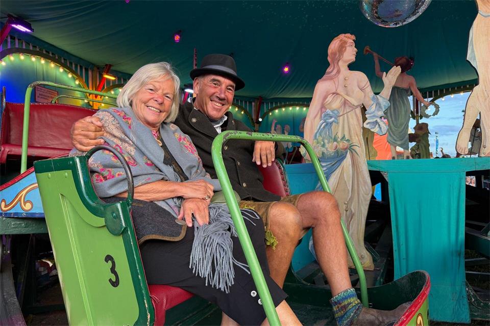 Die „Fahrt ins Paradies“ auf der „Oidn Wiesn“ hat es Gerlinde und Winfried besonders angetan.Julian Degler/dpa