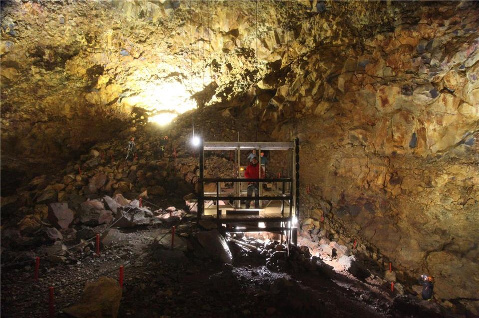 Die Fahrt mit dem offenen Lift in das Innere eines Vulkans ist einzigartig. Manuel Meyer/dpa-tmn