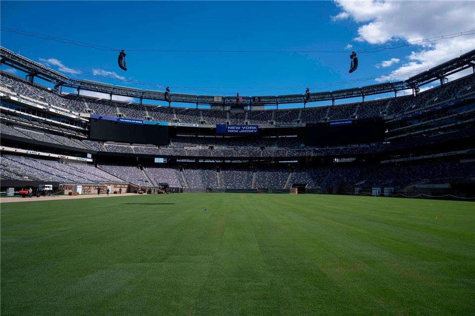 Die Fahrt zur Endspiel-Arena in New Jersey ist teuer. (Archivbild)  Yuki Iwamura/AP/dpa