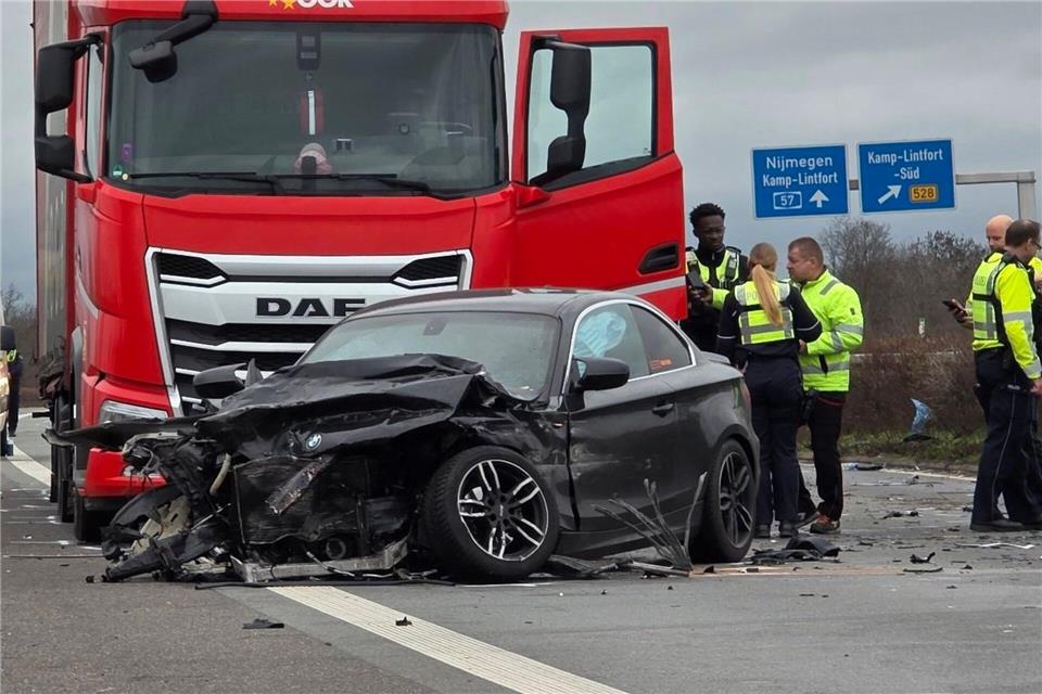 Die Fahrtrichtung muss nach dem Unfall länger gesperrt bleiben.Guido Schulmann/dpa