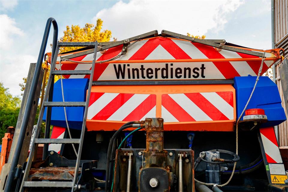 Die Fahrzeuge für den Winterdienst sind vorbereitet.Frank Molter/dpa