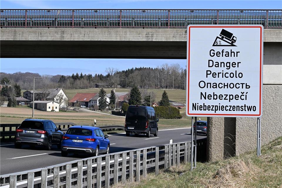 Die Fahrzeuge sollen schnell auf die Umleitungsstrecke geführt und Ausweichverkehr verhindert werden.Bernd Wei�brod/dpa