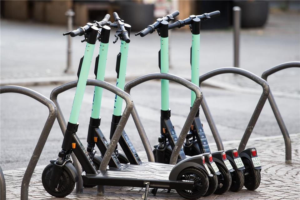 Prag sagt Nein zu Miet-E-Scootern Die Fahrzeuge von Anbietern wie Bolt und Lime lassen sich per Smartphone-App anmieten. (Symbolbild)Andreas Arnold/dpa