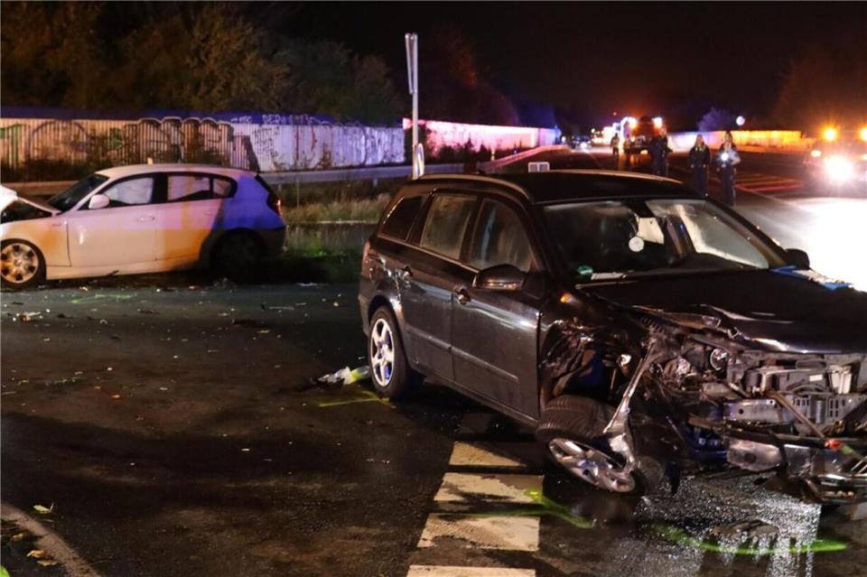 Vier Verletzte bei Unfall auf dem Zubringer in Bocholt  Die Fahrzeuge wurden durch den Zusammenstoß zerstört.
