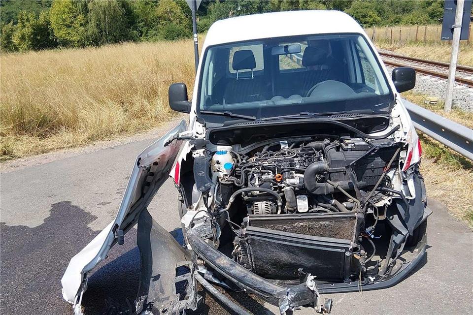 Die Fahrzeugfront wurde durch den Zusammenstoß schwerbeschädigt. -/Bundespolizeiinspektion Kaiserslautern/dpa