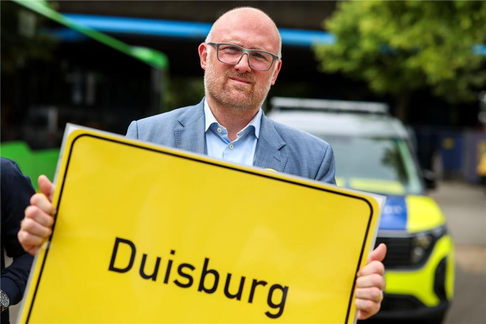 Die Fahrzeugkolonne soll deutlich machen, welche Leistungen die Kommunen erbringen, wie das Aktionsbündnis „Für die Würde unserer Städte“ erklärte. Auch der Oberbürgermeister der Stadt Duisburg ist dabei.Christoph Reichwein/dpa