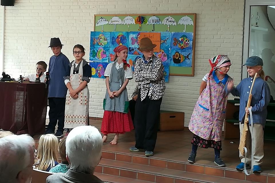 Die Familie Svensson, rechts Michel, sorgte in der Silvesterschule für gute Laune.
