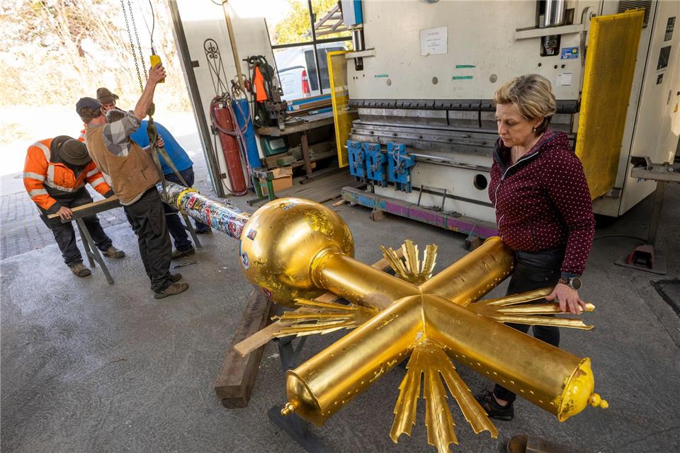 Die Familie der zuständigen Kunstschmiedin hat eine enge Verbindung zum Zugspitz-Kreuz. Peter Kneffel/dpa