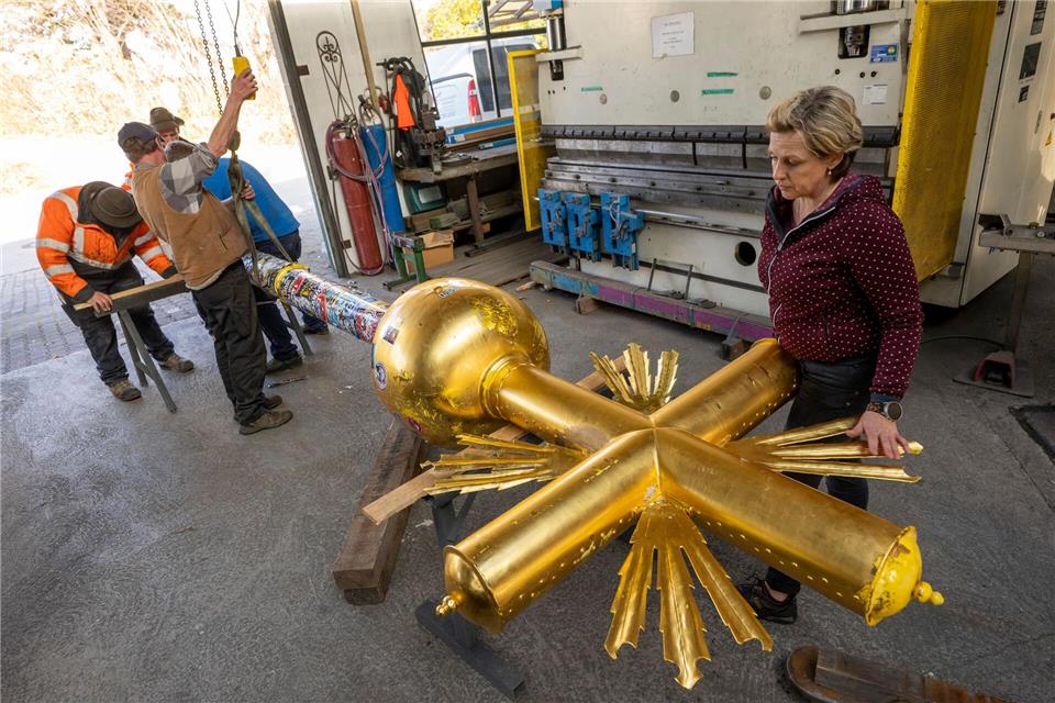 Die Familie der zuständigen Kunstschmiedin hat eine enge Verbindung zum Zugspitz-Kreuz. Peter Kneffel/dpa