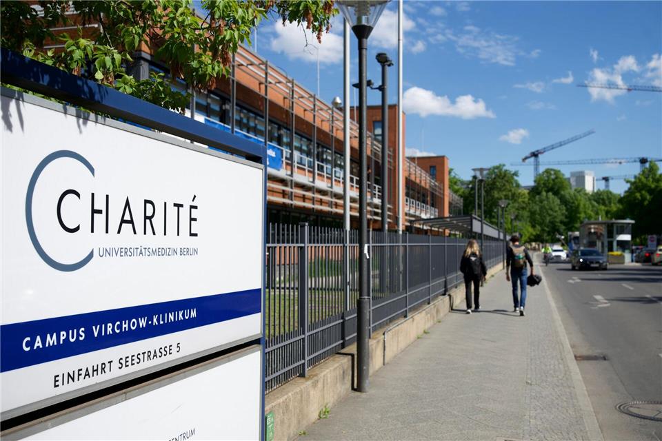 Die Familie des Ebola-Patienten wurde auch in die Berliner Charité gebracht. (Archivbild)Soeren Stache/dpa