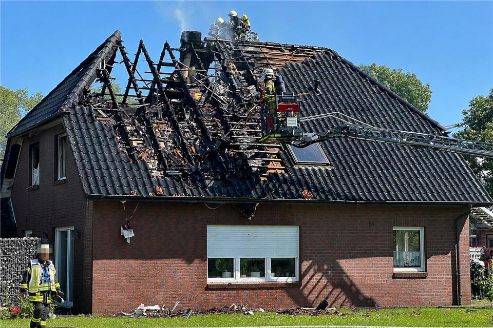 Die Familie, die in dem Haus lebte, kann vorerst nicht dorthin zurückkehren. -/Feuerwehr Stadt Geestland/dpa