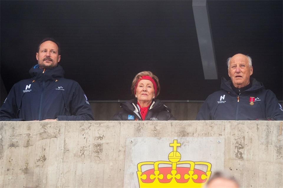 Die Familie sorgt sich um König Harald V. - hier wurde er von Kronprinz Haakon und Königin Sonj beim Weltcup am Holmenkollen in diesem Frühjahr begleitet. (Archivbild)Terje Pedersen/NTB/dpa