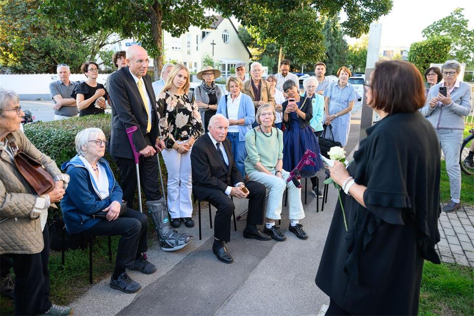 Die Familie von Holocaust-Opfer Anna Paroubek nimmt an einer Veranstaltung zum Aufstellen eines Erinnerungszeichens teil.Lukas Barth-Tuttas/dpa