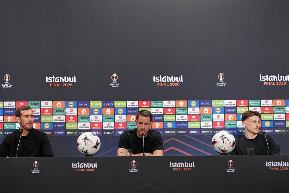 Die Familie von Trainer Julian Schuster (l) wird beim Europa-League-Finale mit im Stadion sein.Francisco Seco/Pool AP/AP/dpa