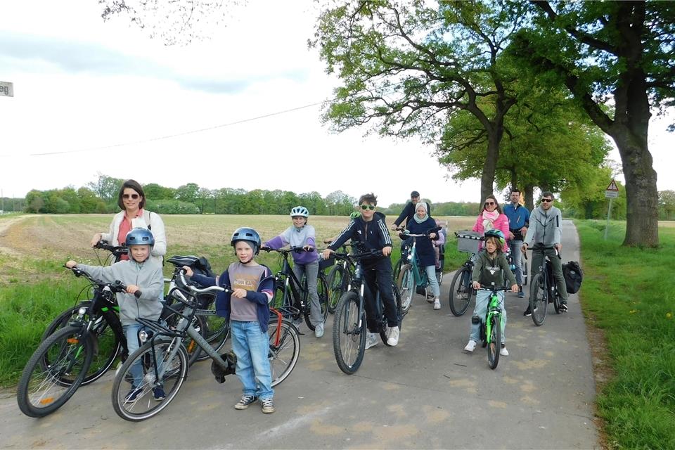 Die Familien Löchteken und Rottbeck sind mit Kind und Kegel beim Radwandertag unterwegs. 