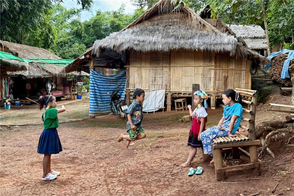 Die Familien der Volksgruppe der Kayan Lahwi leben in Thailand unter einfachsten Bedingungen in eigens eingerichteten Dörfern.Carola Frentzen/dpa