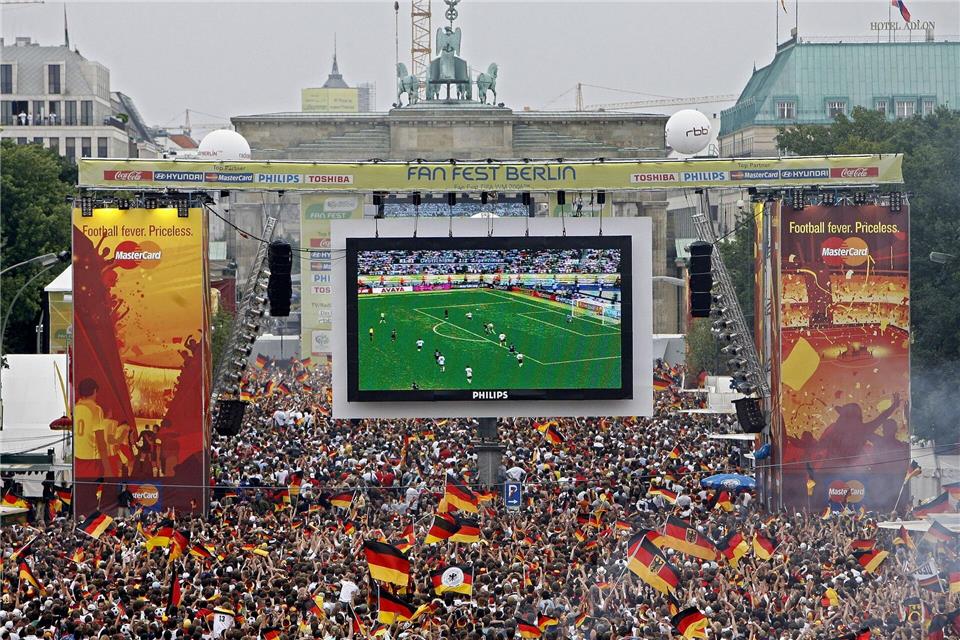 Die Fanmeile am Brandenburger Tor war 2006 bestens gefüllt. (Archivbild)Marcel Mettelsiefen/dpa