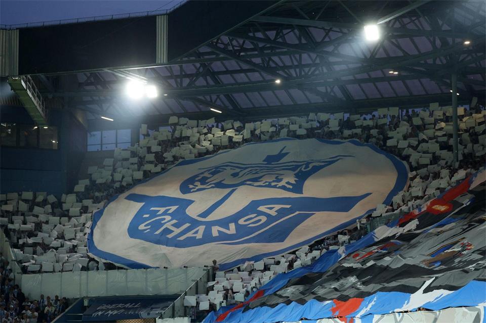 Die Fans bejubeln einen Heimsieg von Hansa Rostock. (Archivbild)Bernd Wüstneck/dpa