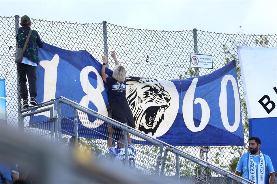 Die Fans bleiben dem TSV 1860 München treu. (Archivbild)Karl-Josef Hildenbrand/dpa