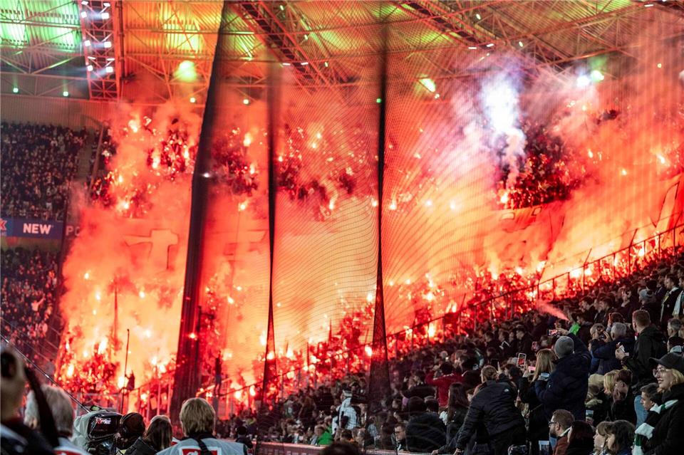 Die Fans brannten während des Spiels Pyrotechnik an. David Inderlied/dpa