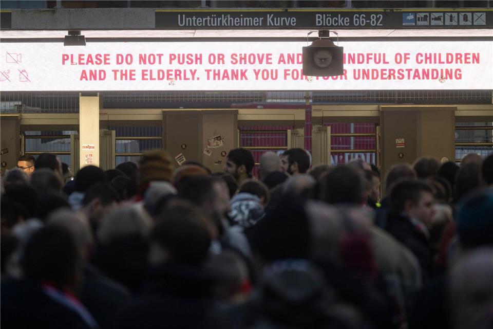 Die Fans brauchten bei der verschärften Einlasskontrolle Geduld.Marijan Murat/dpa