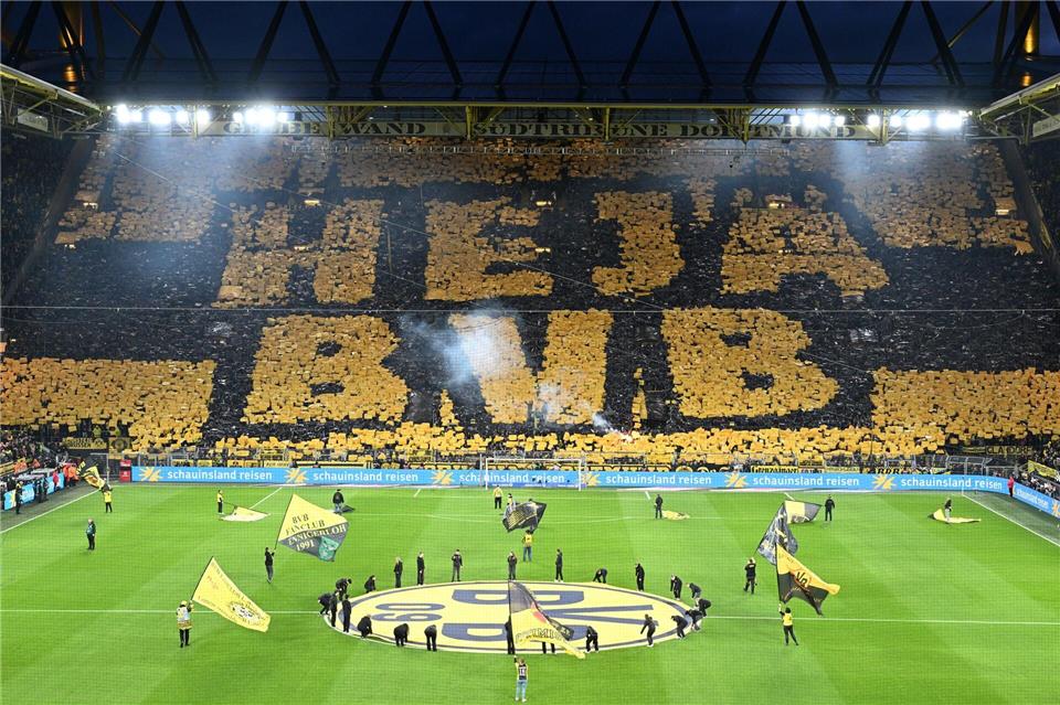 Die Fans der Dortmunder mit einer beeindruckenden Chorografie. Federico Gambarini/dpa