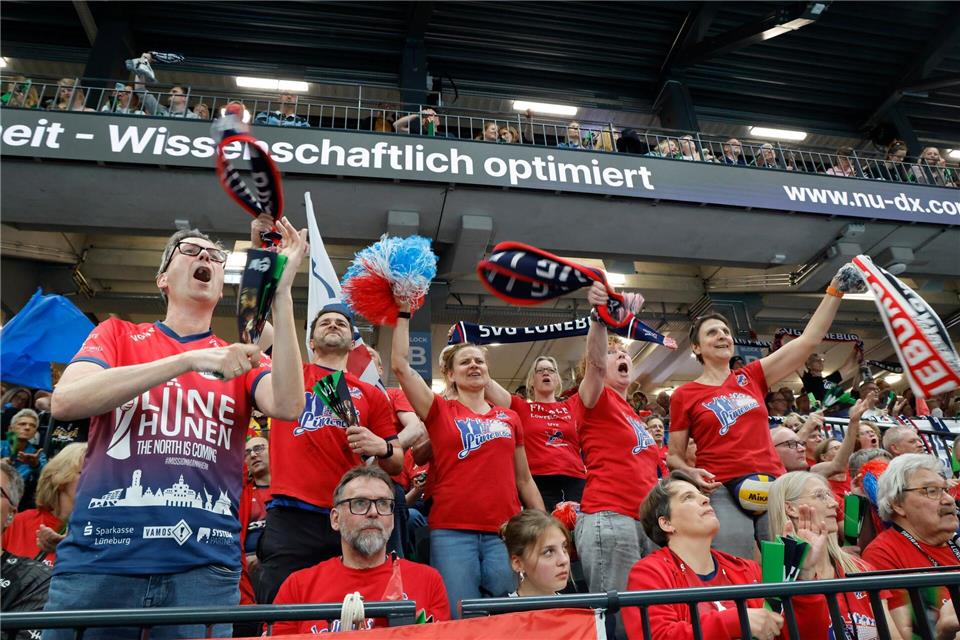 Die Fans der SVG Lüneburg feuern ihre Mannschaft an.Georg Wendt/dpa