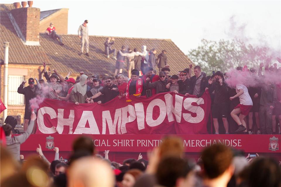 Liverpool feiert Meisterschaft und Klopp-Nachfolger Slot Die Fans des FC Liverpool feierten den Gewinn der Meisterschaft ausgelassen.Peter Byrne/PA Wire/dpa