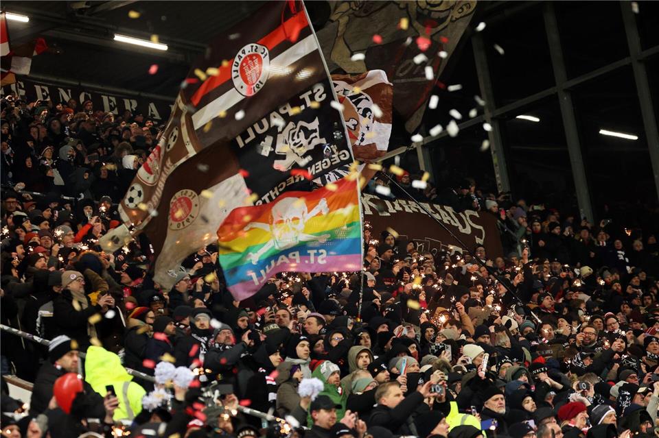 Die Fans des FC St. Pauli gelten in gesellschaftspolitischen Fragen als progressiv. (Archivbild)Christian Charisius/dpa